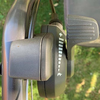 Gressklipper test: Det er enkelt å sette farten opp og ned mens du kjører Gressklipper test: Det er enkelt å sette farten opp og ned mens du kjører